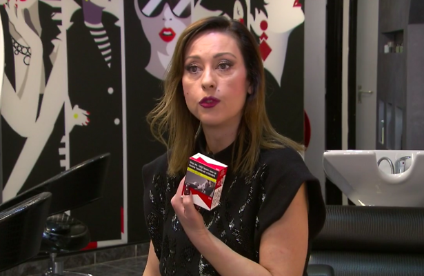 Mutlu met haar sigaretten